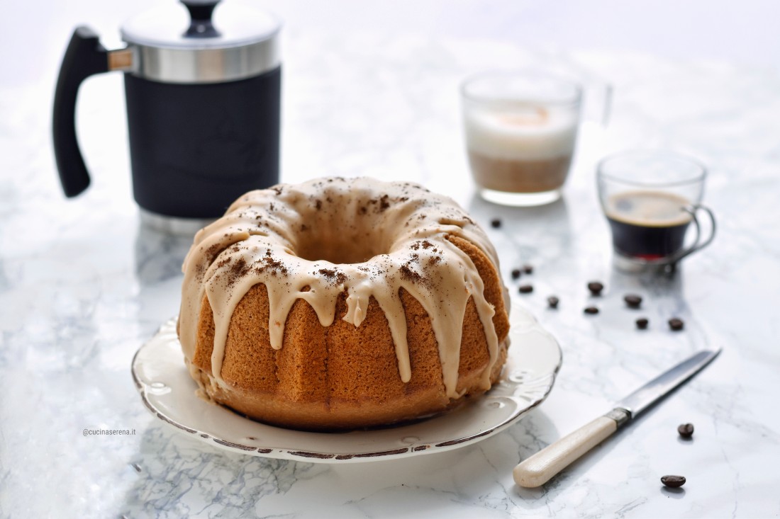 Torta al cappuccino con glassa al caffè e decorata con polvere di caffè