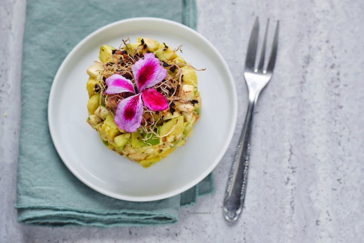 Tartare di avocado, funghi champignon, anacardi e semi di canapa decorato con germogli di erba cipollina