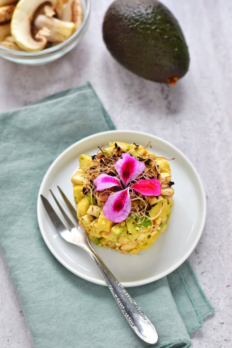 Tartare di avocado e funghi champignon