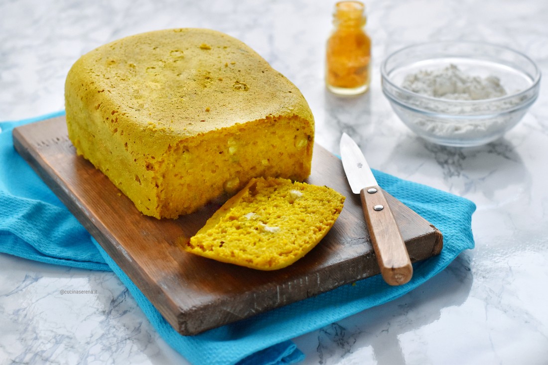 Pane giallo alla curcuma con olive verdi fatto con la macchina per il pane