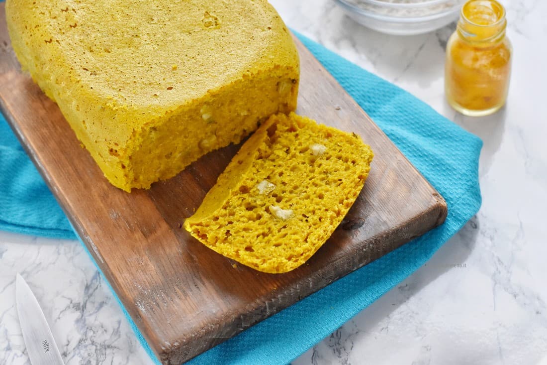 Pane alla curcuma e olive verdi dal colore giallo, fatto con la macchina del pane Beper Elettrodomestici