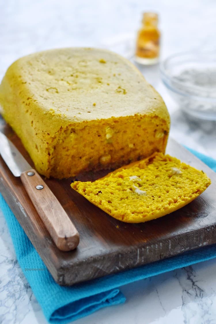 Pane alle olive e curcuma giallo