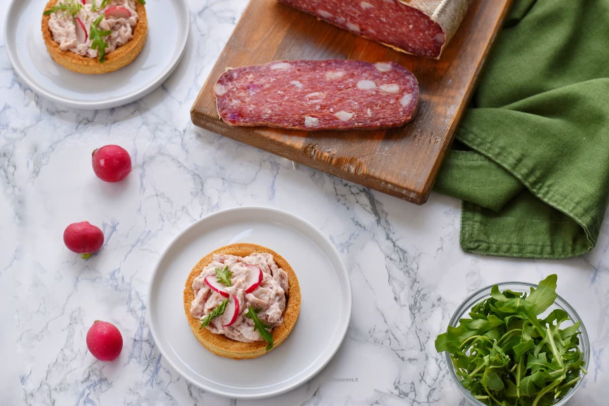 Crostatine salate farcite con patè di salame, rucola e ravanello