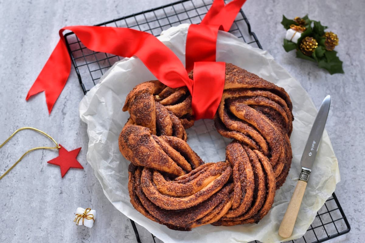 Estonian Kringle dolce natalizio scandivavo alla cannella dalla forma di ciambella 