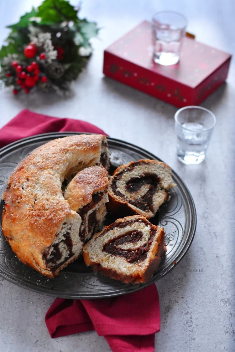 Gubana dolce tipico di natale friulano, a forma di chiocciola farcito con frutta secca