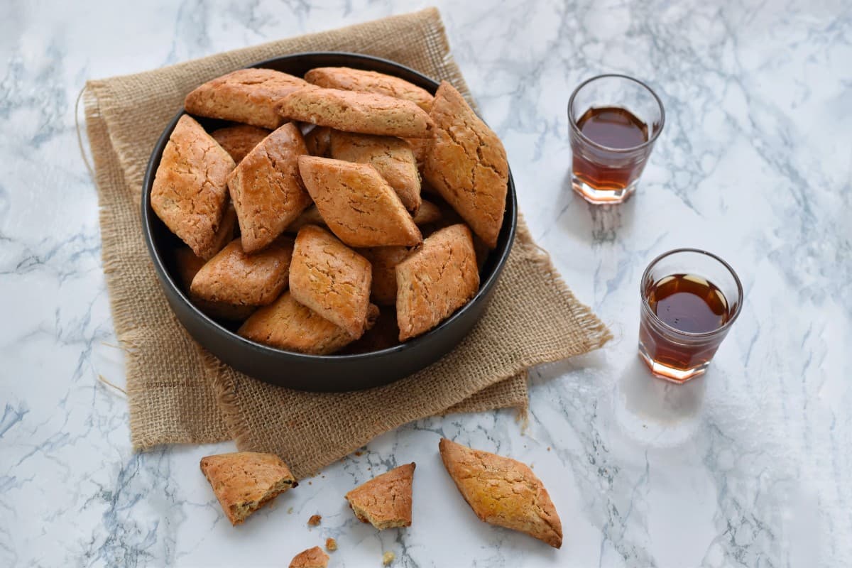 Turchetti di Belmonte biscotti tipici del reatino fatti con farina, olio, zucchero, uova e nocciole