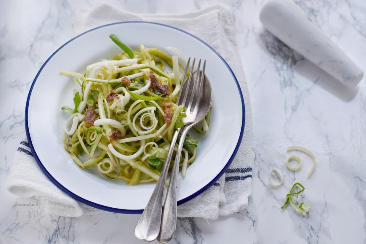 Insalata di  puntarelle condita con alici e aglio