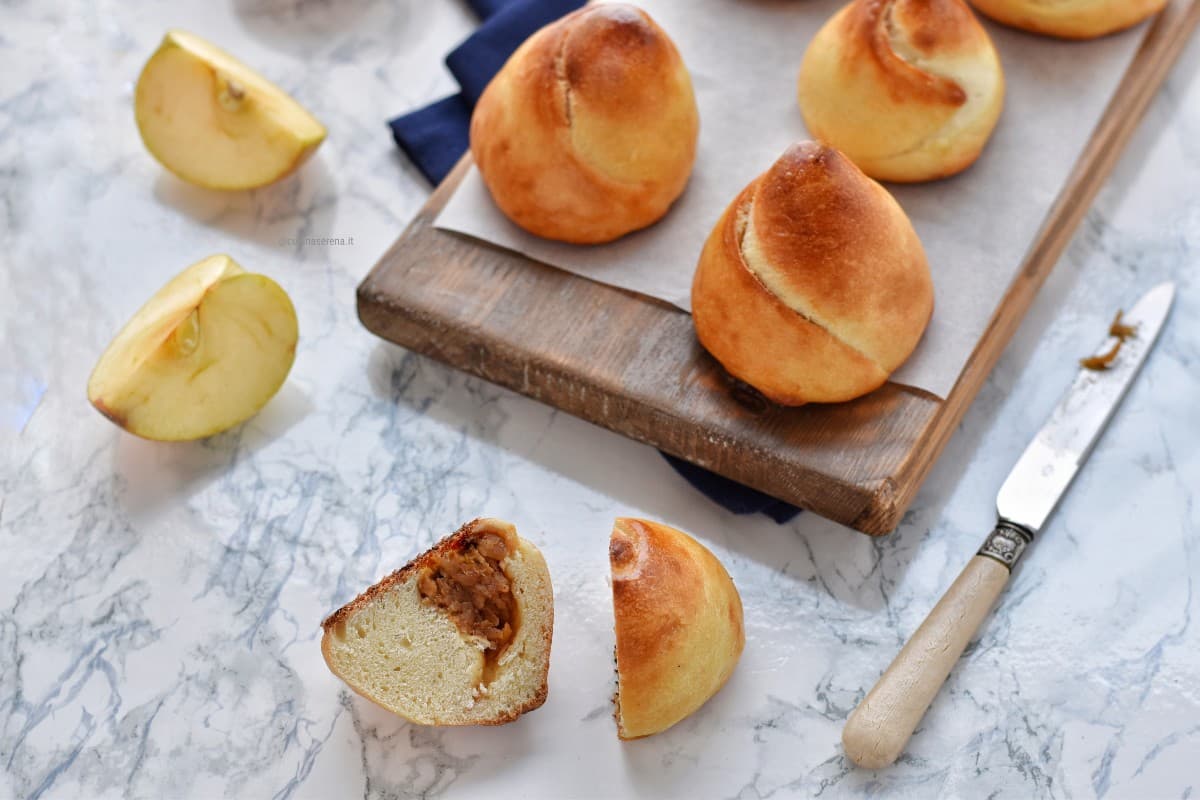 Torte di mele turca - torine monoporzioni simili a brioche farcite con mele e cannella