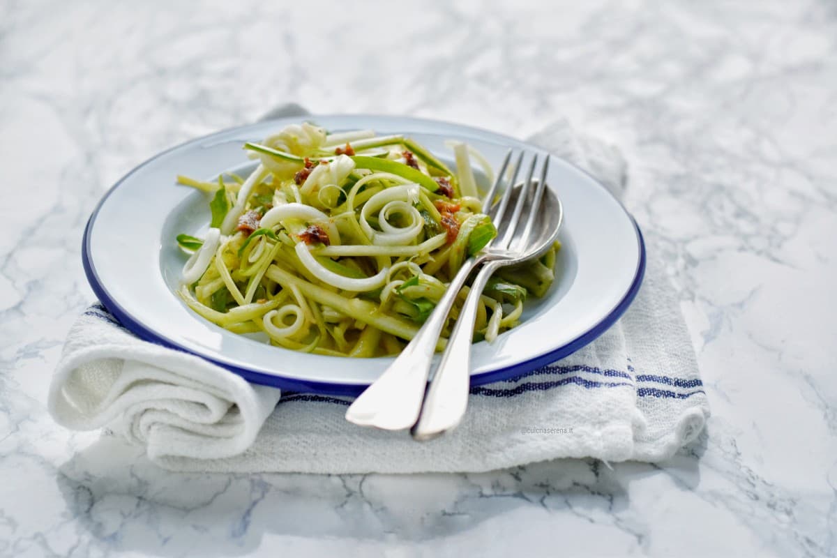 puntarelle alla romana, insalata di germoglio di catalogna condita con acciughe e aglio