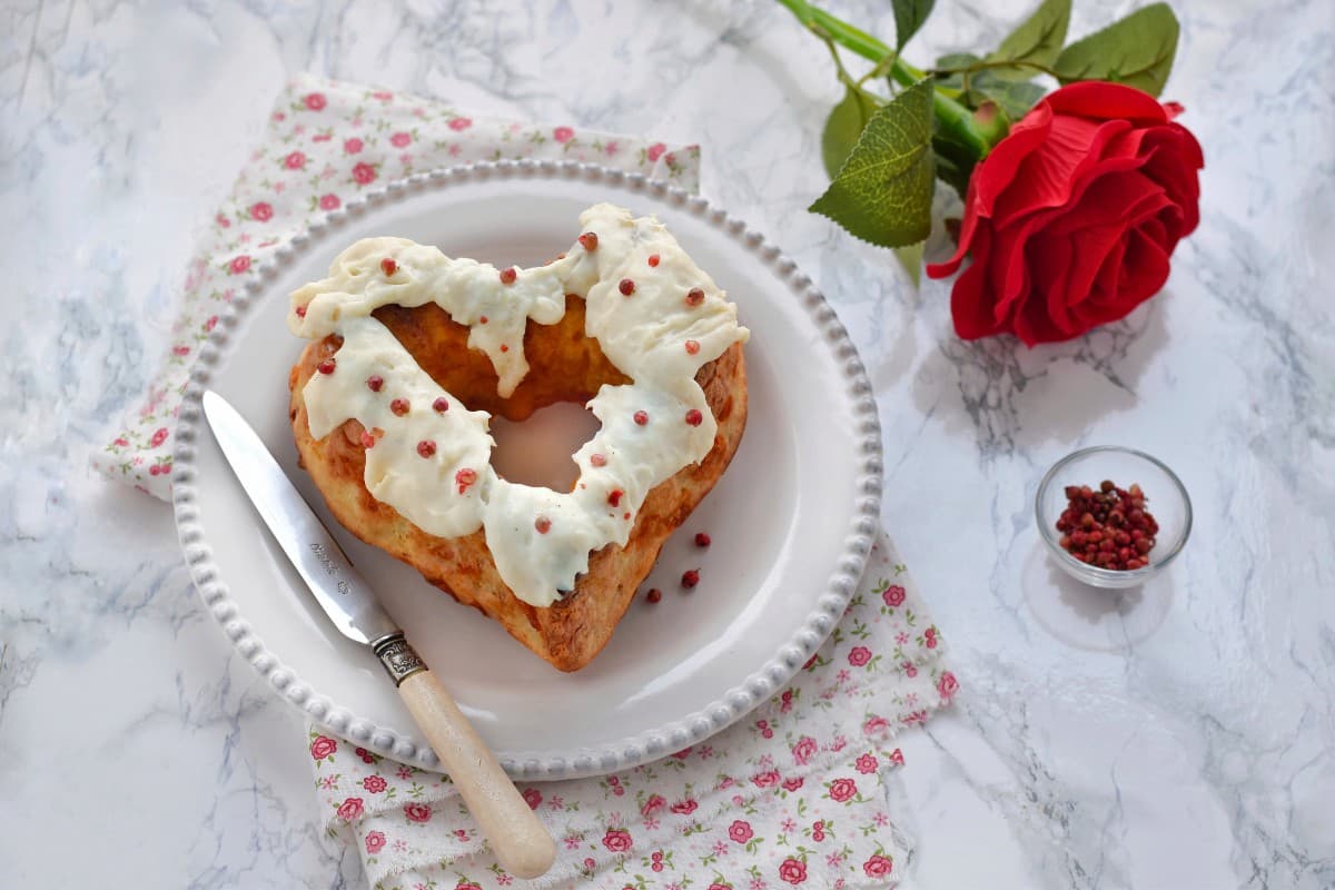 Ciambella rustica prosciutto e formaggio a forma di cuore per San Valentino