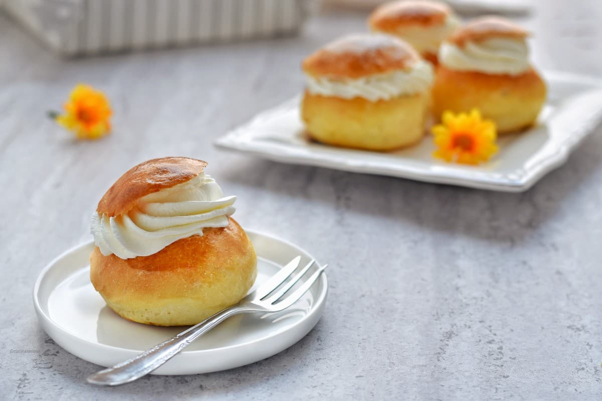 Semla dolce di carnevale svedese - panino soffice farcito con crema e panna