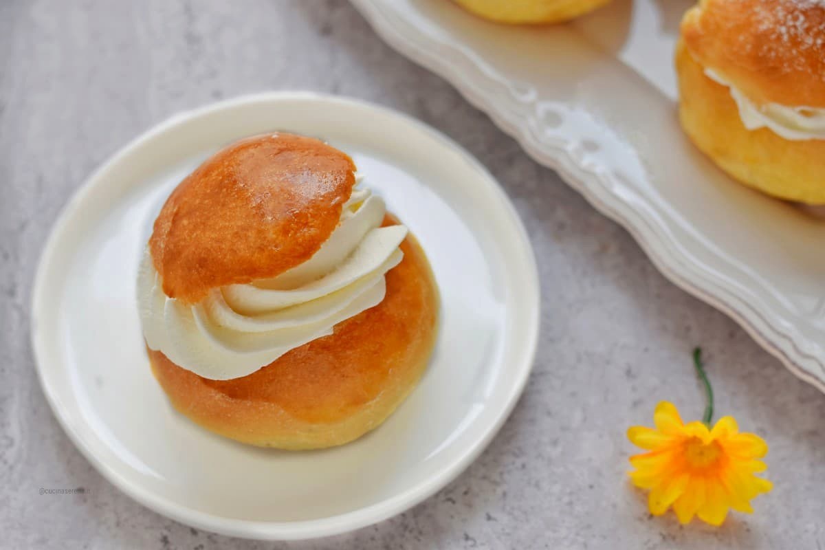 semla o semlor panini dolci svedesi aromatizzati al cardamomo, farciti con crema di mandorle e panna