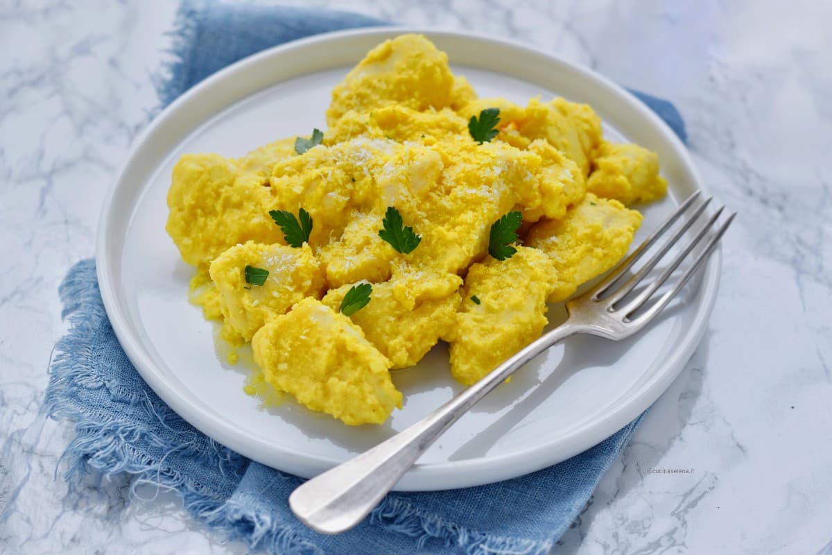 Bocconcini di pollo sl curry, cocco cotti nel latte con cocco rapè