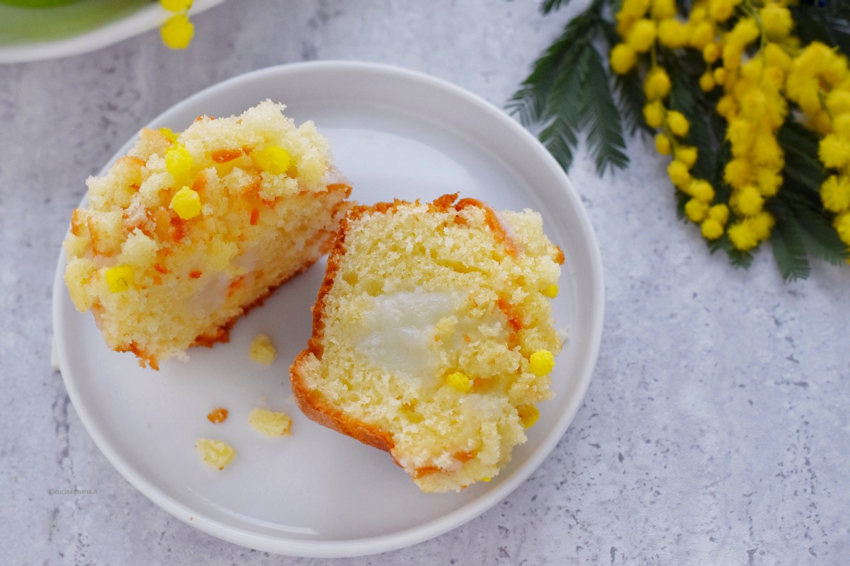 Cupcake mimosa, tortine di pand di spagna farcite con crema al limone