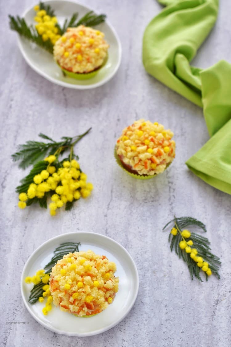 Cupcakes mimosa di pan di spagna con crema al limone 