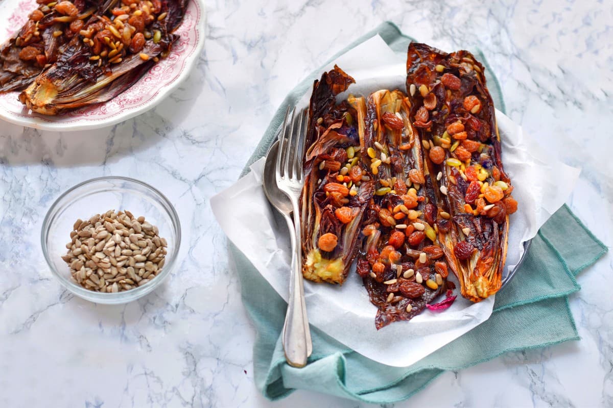 Radicchio arrosto cotto al forno con frutta secca e semi oleosi