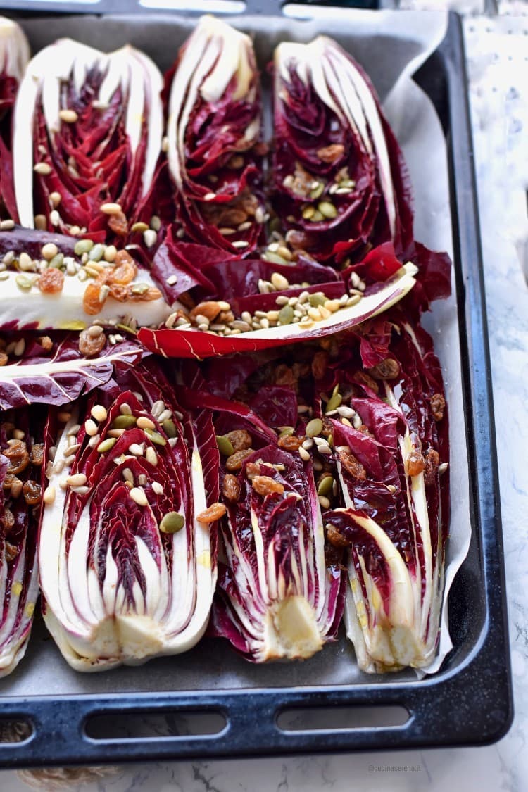 Radicchio arrosto con uvetta e semi di girasole prima della cottura