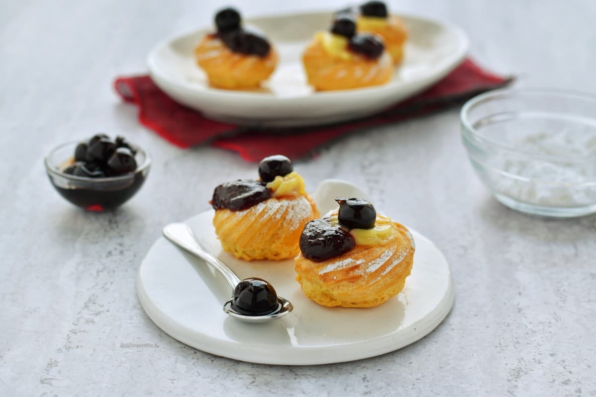 Zeppole di San Giuseppe mignon con crema, confettura di amarene e amarene sciroppate