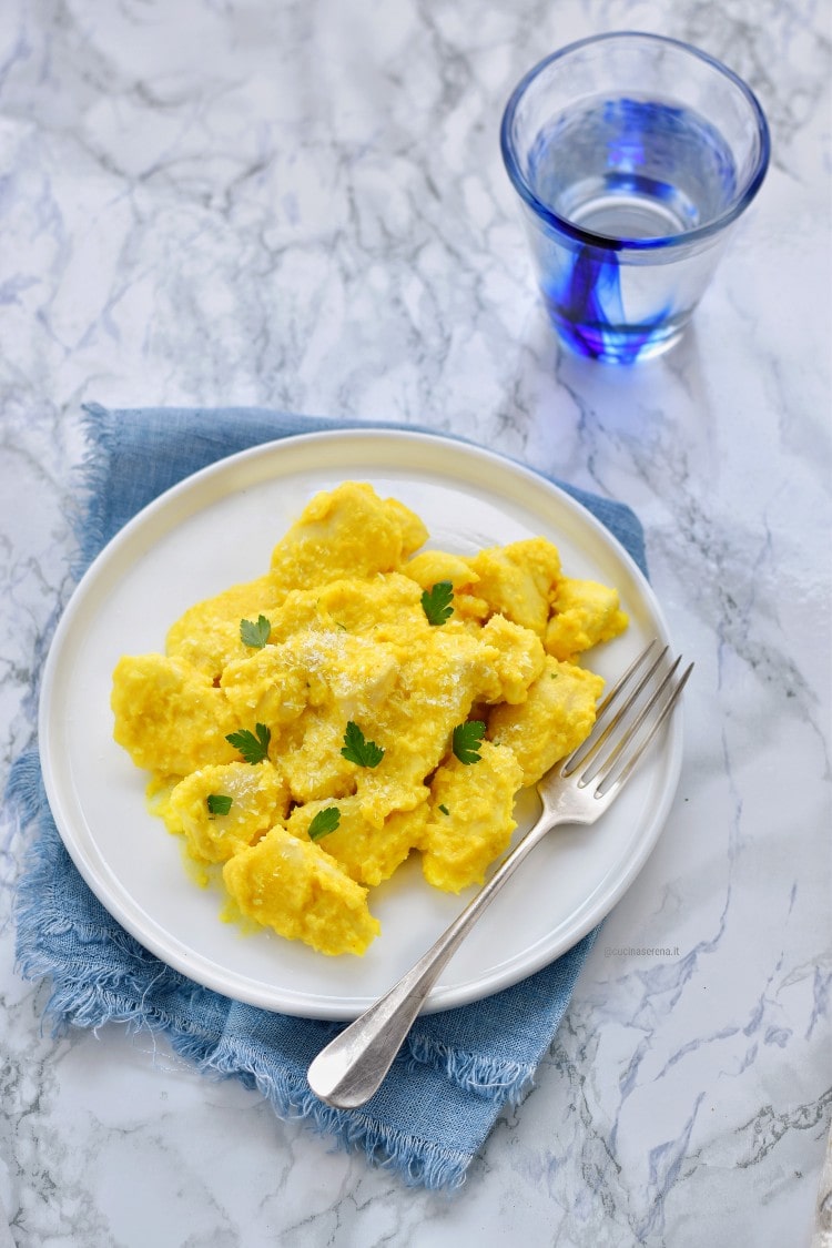 Bocconcini al curry e cocco cocchi nel latte e serviti con cocco rapè e coriandolo