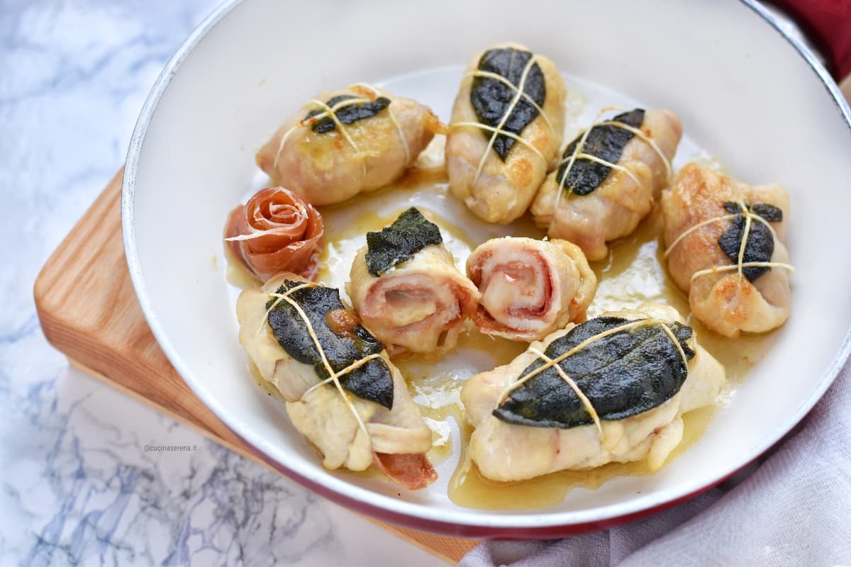 Involtini di tacchino con prosciutto e formaggio  filante in padella - ricetta facile