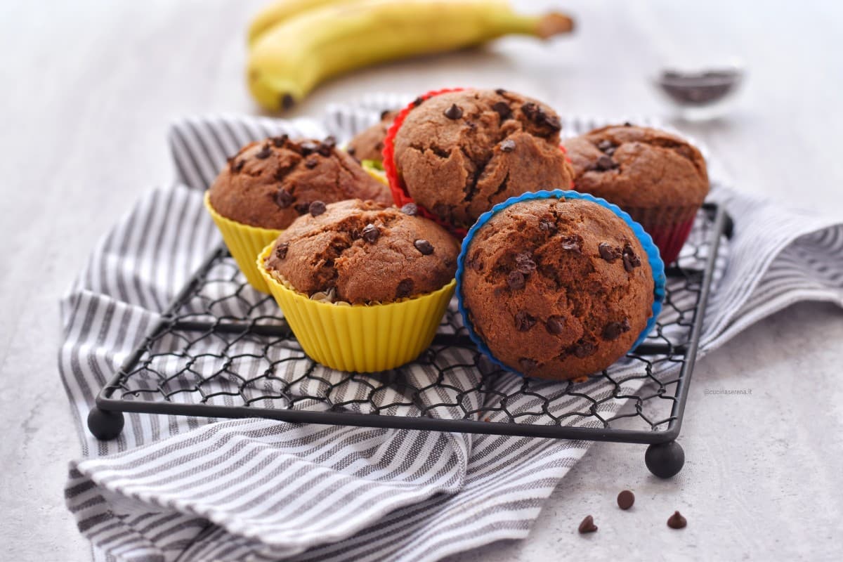 Muffin nella friggitrice ad aria alla banana e cioccolato