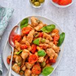 Bocconcini-di-pollo-con-pomodorini-e-olive-ricetta-con-friggitrice-ad-aria