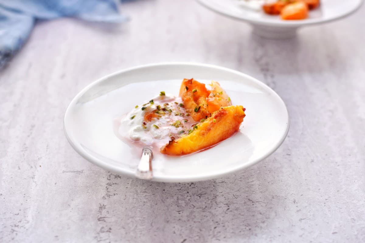 pesche arrosto-con fool-di-fiori di-arancio-fatto-con-yogurt-e-panna