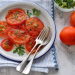 pomodori-in-padella-con-erbe-mediterranee