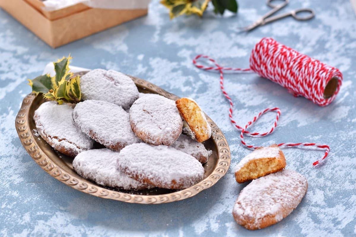 Ricciarelli dolci natalizi toscano fatti con mandorle, albumi e zucchero a velo